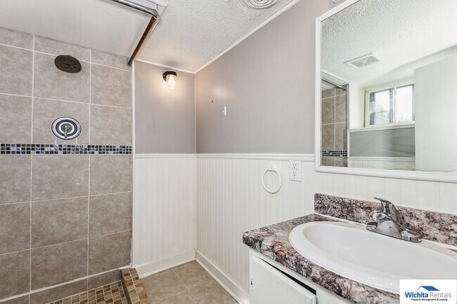 Building Photo - 2 bedroom 2 bath home