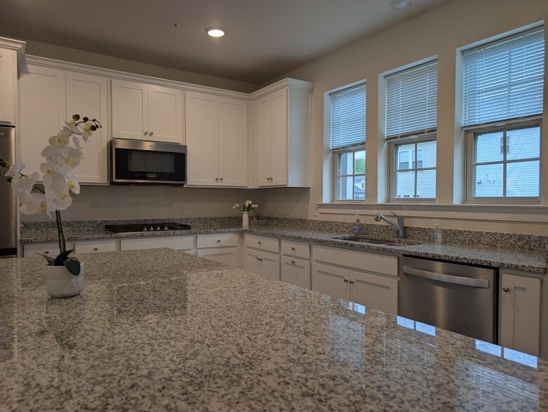Building Photo - 35 Dahlia Dr