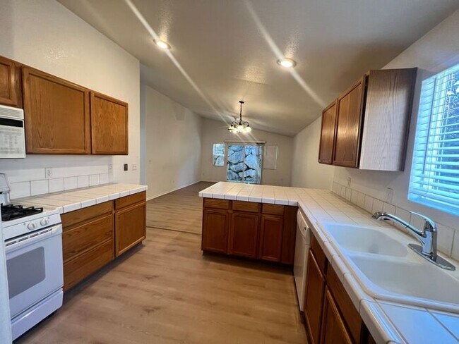 Building Photo - 1585 Roma Ct