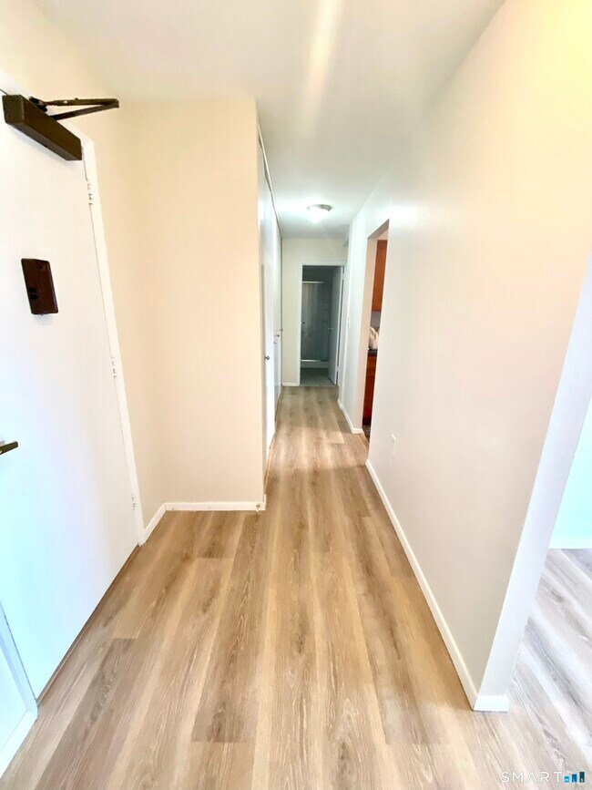 Building Photo - 893 Farmington Ave