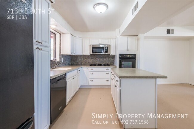 Building Photo - 4 bedroom 2 bath main house with a 2 bed 1...