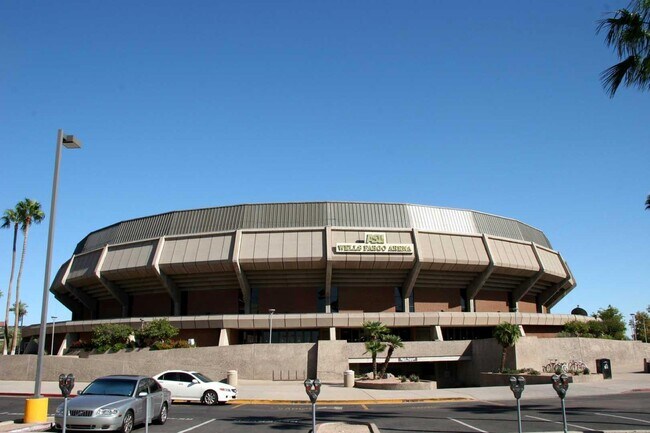 Building Photo - 716 W 11th St