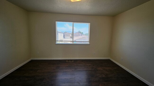 Building Photo - 4 bed 2.5 bath