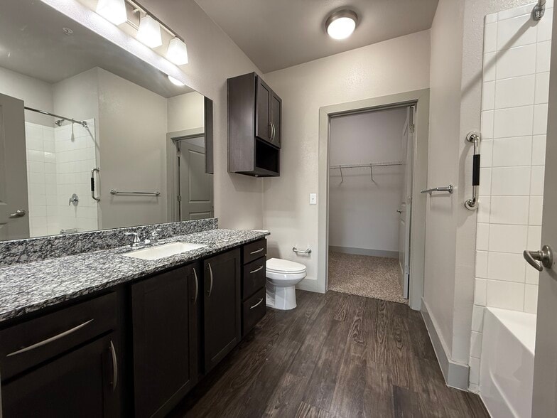 Building Photo - 1102 Treeta Trl