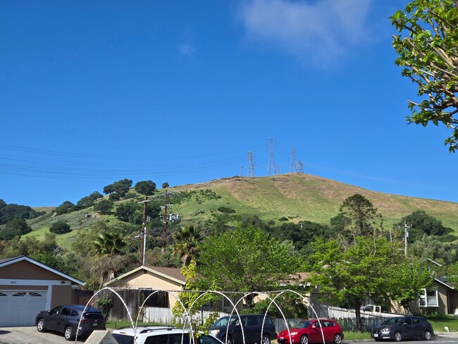 Building Photo - Beautifully Updated 4-Bedroom Home with Fo...