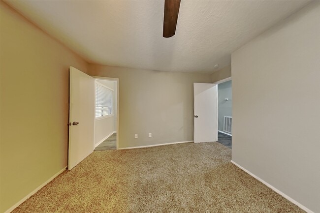 Building Photo - 26 Pinewood Forest Ct