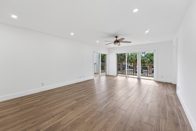 Building Photo - 1206 S Lake Dr