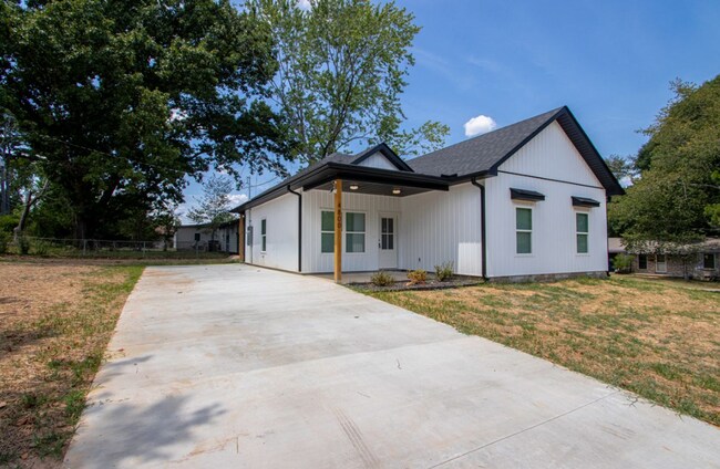 Building Photo - Inviting Home with Bright Interiors & Ceiling Fans Throughout - Comfortable Rental with Everyday ...