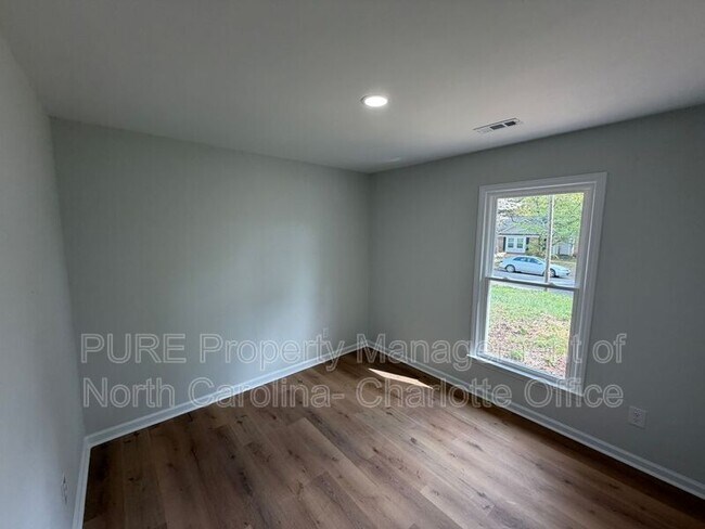 Building Photo - 1712 Blandford Dr