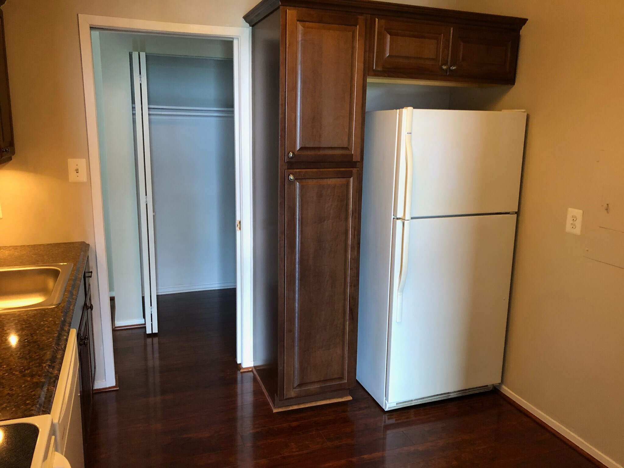 Kitchen - 2300 Pimmit Dr