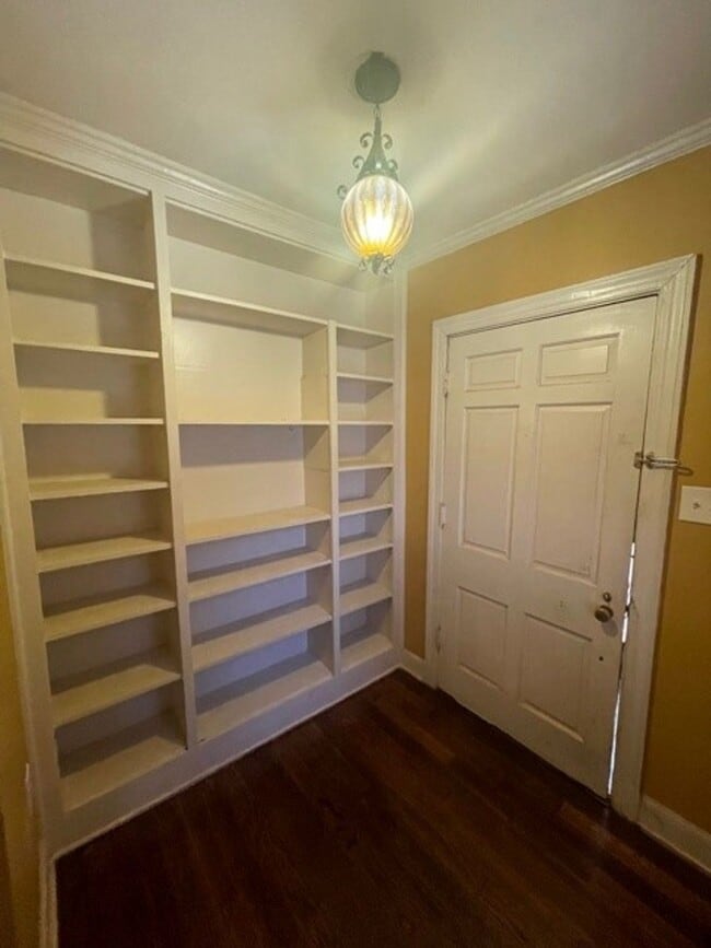 Building Photo - 1 bedroom duplex with washer and dryer