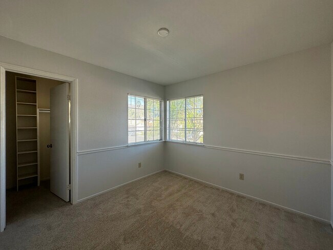 Building Photo - 39542 Del Val Dr