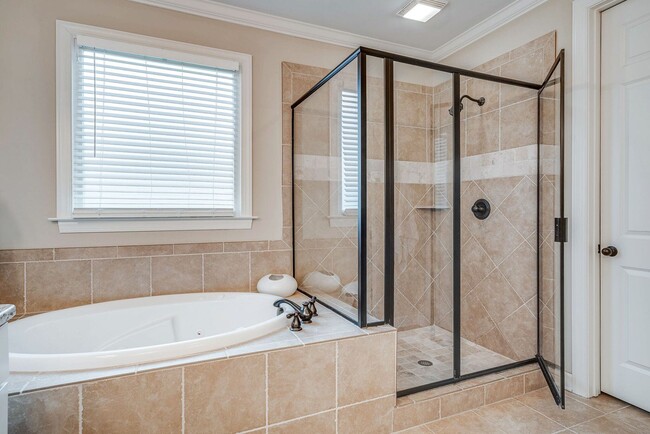 Building Photo - Custom built home in a great location in B...