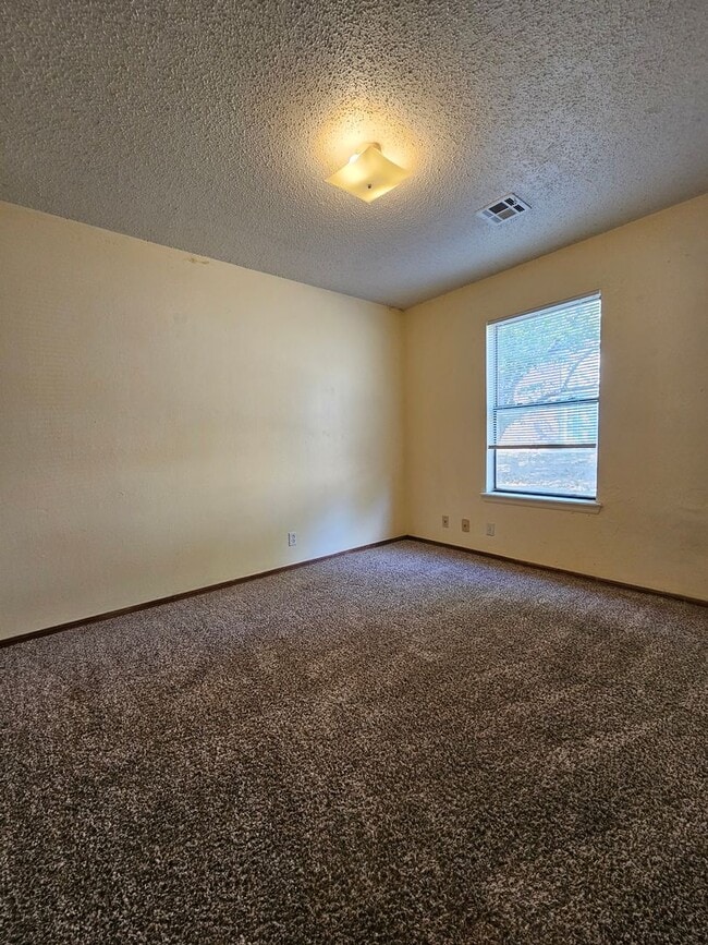 Building Photo - SE Norman! Easy Access to I35.