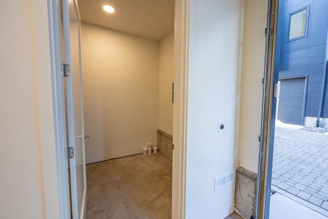 Building Photo - 1708 SE Columbia River Dr