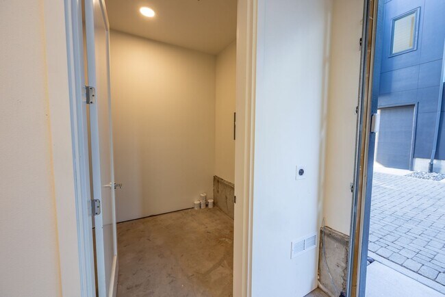 Building Photo - Riverside Townhomes - Waterfront Living in Vancouver