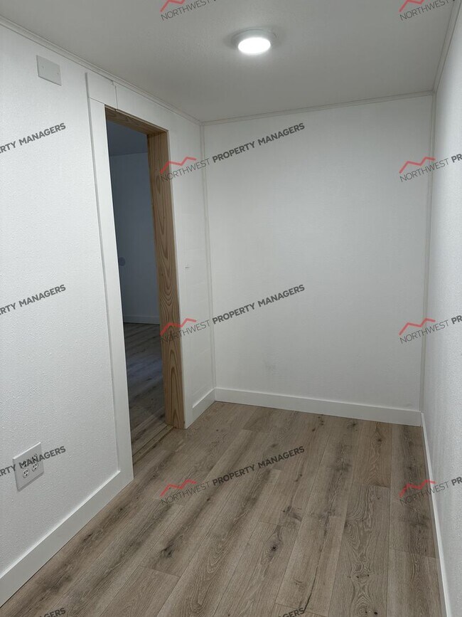 Building Photo - R58