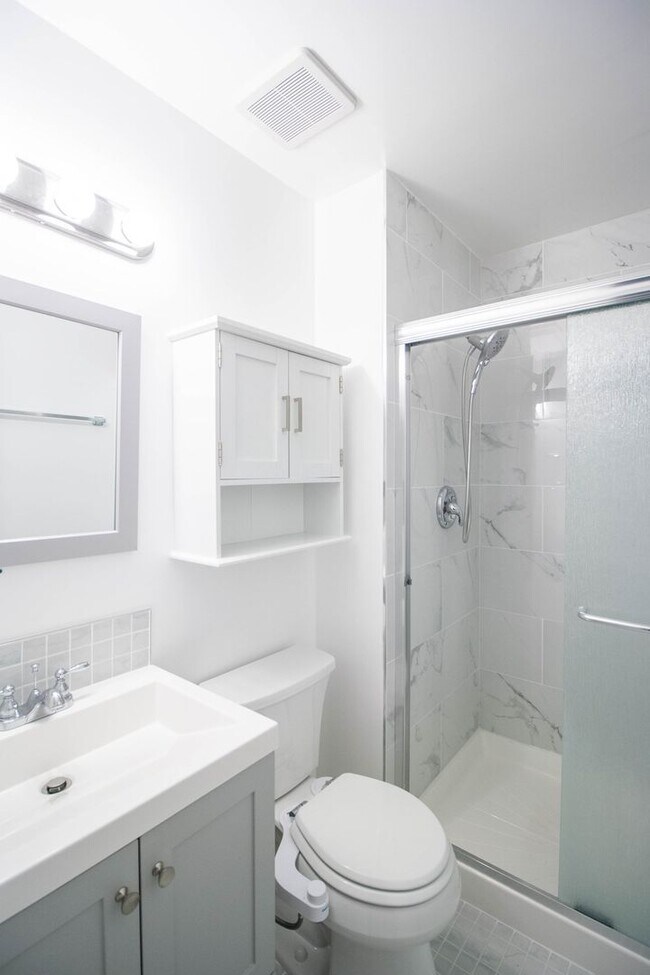 Building Photo - Gorgeous and updated 3Bd/2.5Bth townhome in the Town of Forest Hills! w/2 assigned parking space!