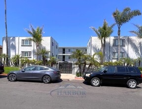Building Photo - Beachside Charm – 2 Bed, 2 Bath.