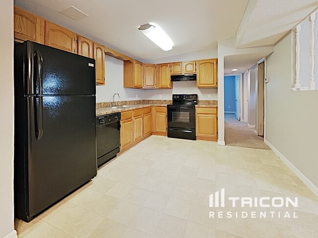 Building Photo - 2160 Alemanda Dr