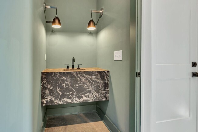 Building Photo - 5917 Robertson Ave