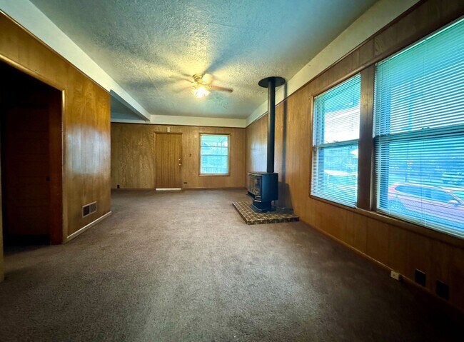 Building Photo - Vintage Living In Montavilla~ Front Porch~ Unfinished Basement~ Large Fully Fenced Yard