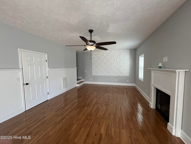 Building Photo - 127 Lightwater Dr
