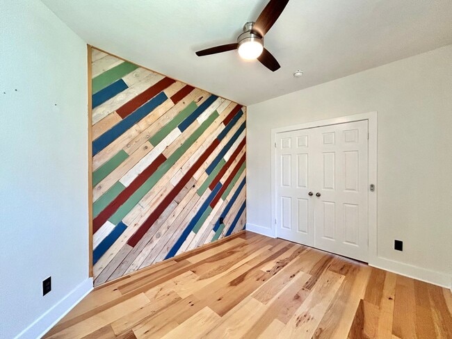 Building Photo - Charming Rustic Retreat – 3 Bed, 2 Bath Si...