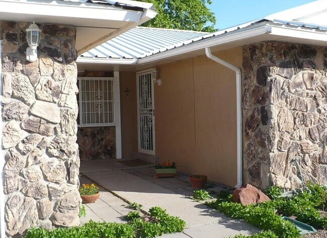 Building Photo - 12708 Tomlinson Dr SE