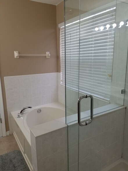 Soaking Tub - 12510 Bay Branch Ct