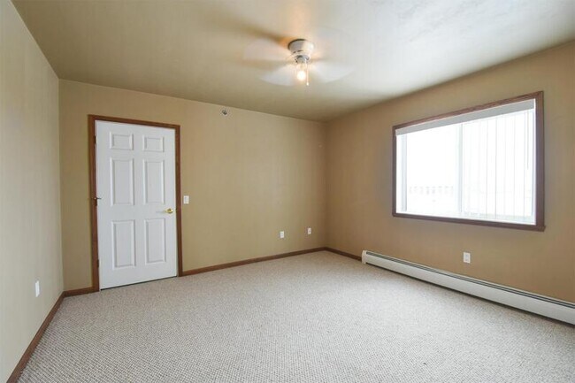 Building Photo - 830 E Elm Dr