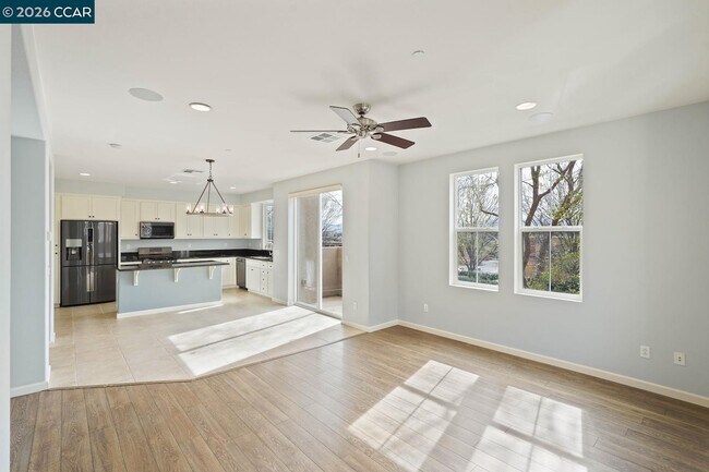 Building Photo - 207 Heligan Ln