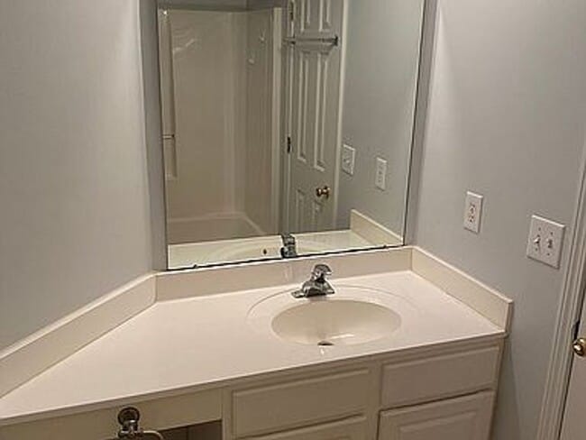 Building Photo - Nice Townhome, Great Location