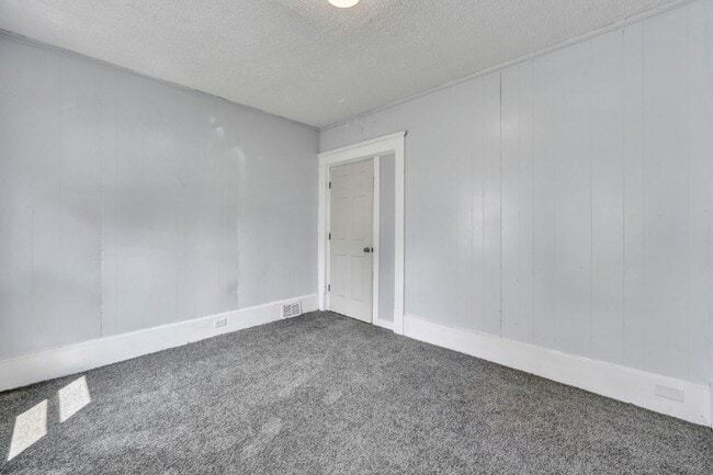 Building Photo - Spacious 5 Bedroom - Vouchers Accepted