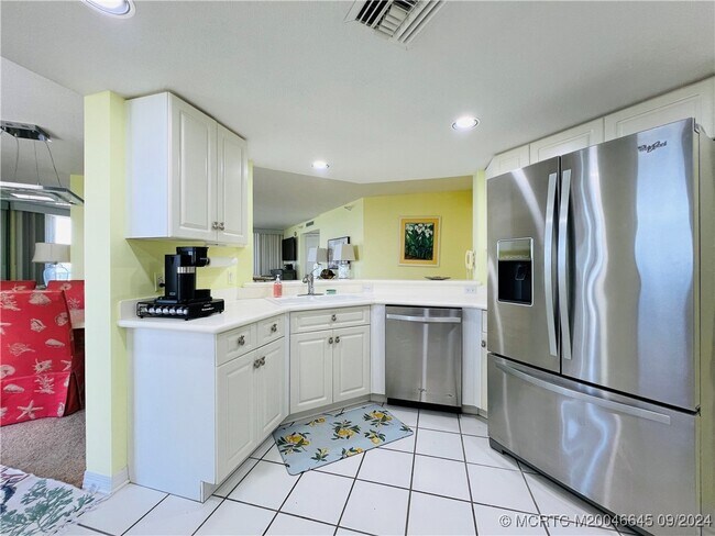 Building Photo - 5051 N Hwy A1A