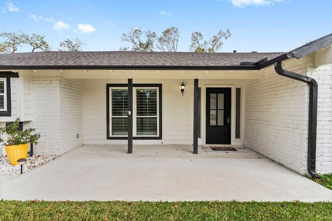 Building Photo - 28814 Holly Hill Dr