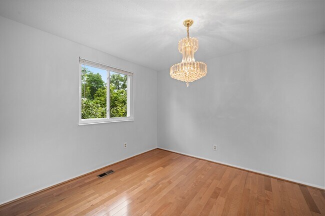 Building Photo - Discover Your Dream Home: Modern Comfort M...