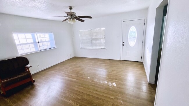 Building Photo - 405 E Bowie St