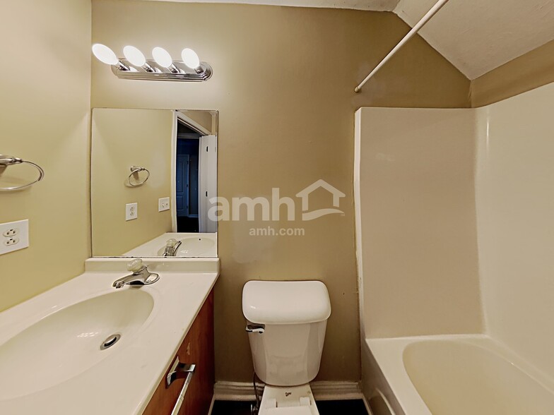 Building Photo - 7411 Meadowwood Way