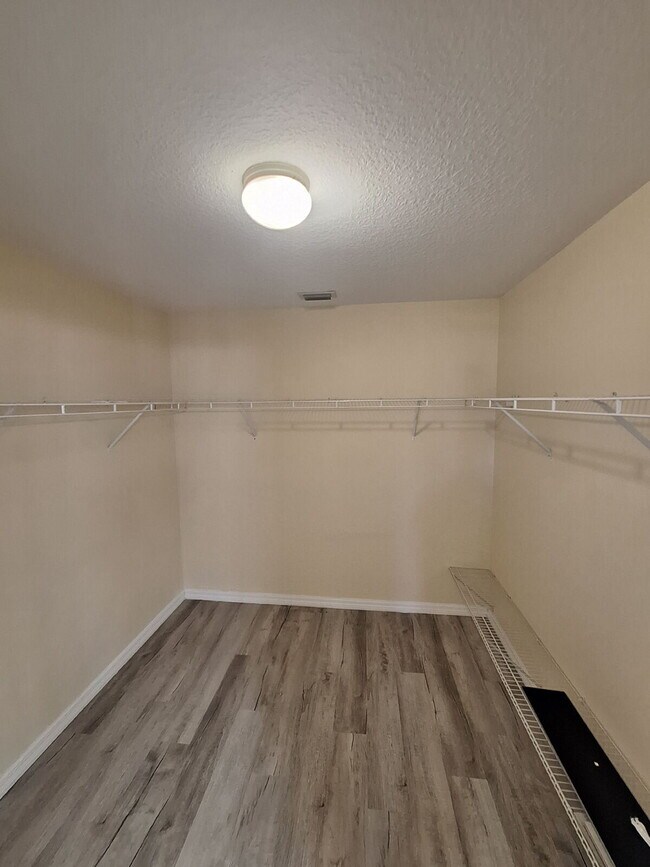 Building Photo - 3/2 Annual Rental Near Atwater Elementary School