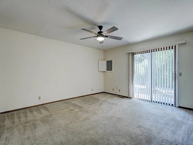 Building Photo - Beautiful 3bed/3bath Townhome Available in Westside Norman!!