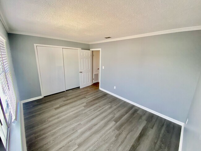 Building Photo - 1351 Bayville Ct