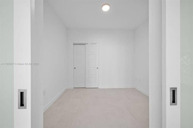 Building Photo - 2150 N Bayshore Dr