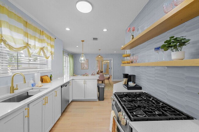 Building Photo - 522 31st St W