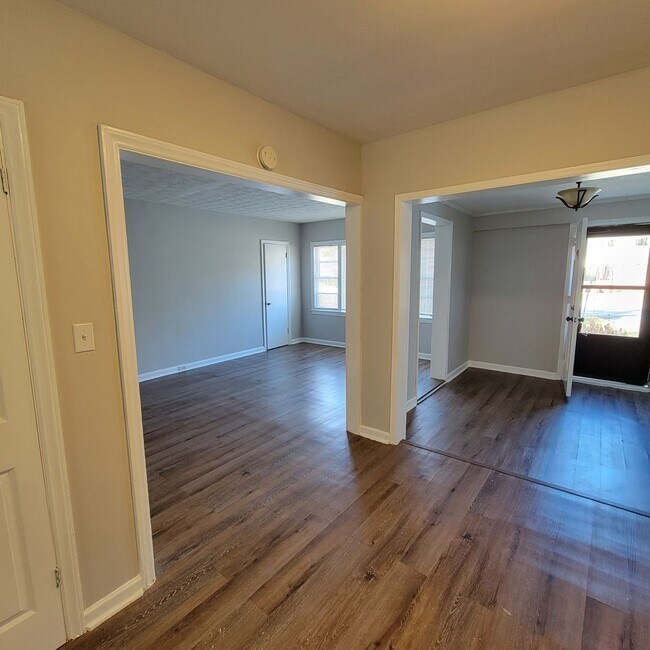 Building Photo - Roomy Cute Brick Ranch