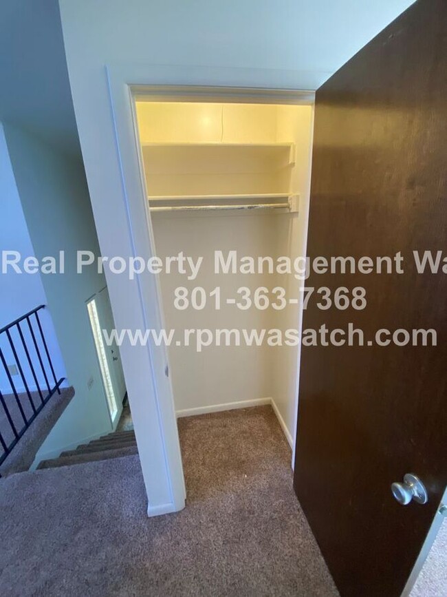 Building Photo - Spacious 3 bedroom, 1.5 bathroom condo in ...