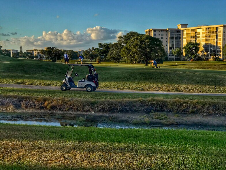 Building Photo - 3150 N Palm Aire Dr