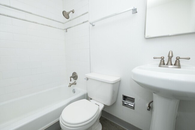 Building Photo - Cool & Chic Downtown Flat with A/C Comfort!