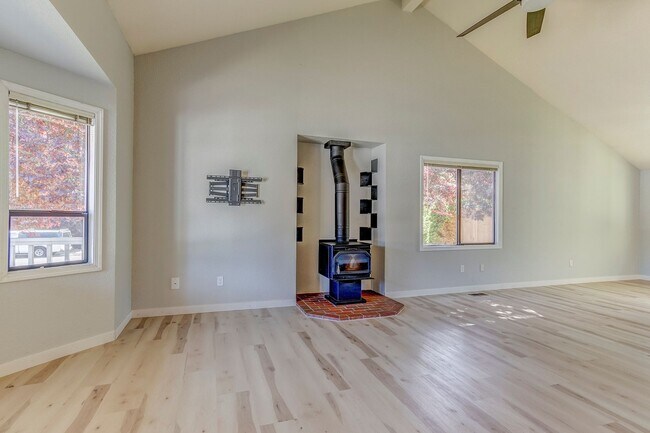 Building Photo - 3-bedroom 2.5-bathroom Home
