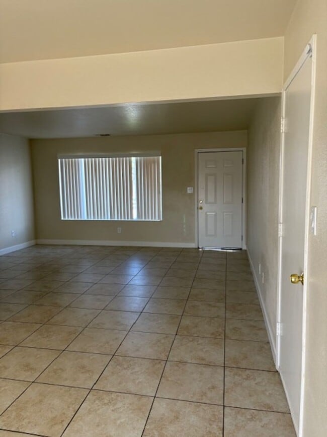 Building Photo - Single story, 3 bed 1.5 bath home.